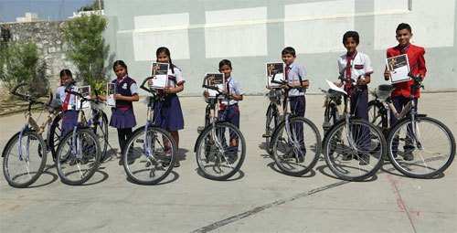 7 English Champions 2015 of CPS receive Bicycles