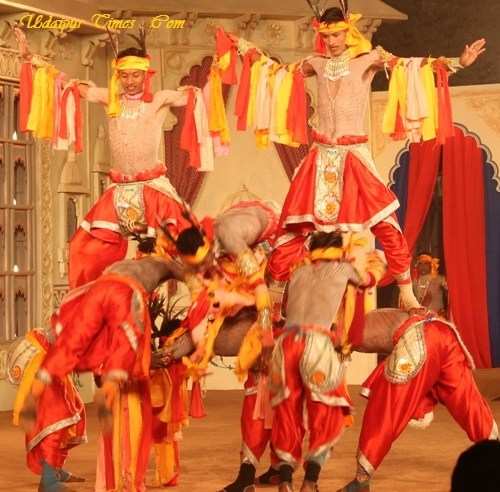 रंगमंच पर राठवा आदिवासियों, सहरिया कलाकारों ने रिझाया तो ढाल तलवार में झलका शौर्य