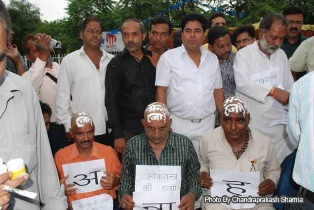 Anna supporters shaves head, Udaipur stands against corruption