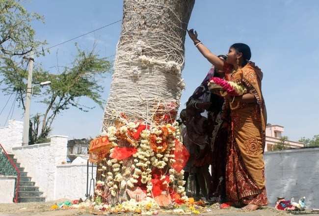 Women  devotees worship Dasha Mata
