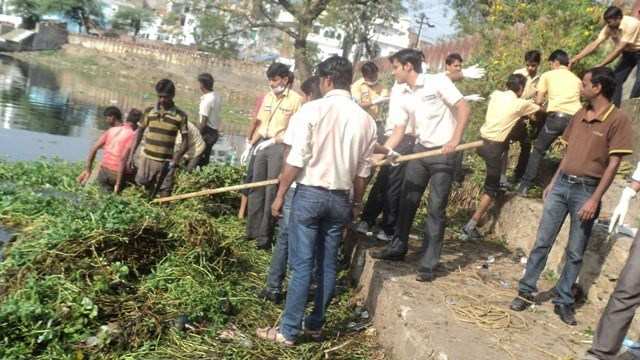 Big Bazaar conducts cleanliness drive at Swaroop Sagar