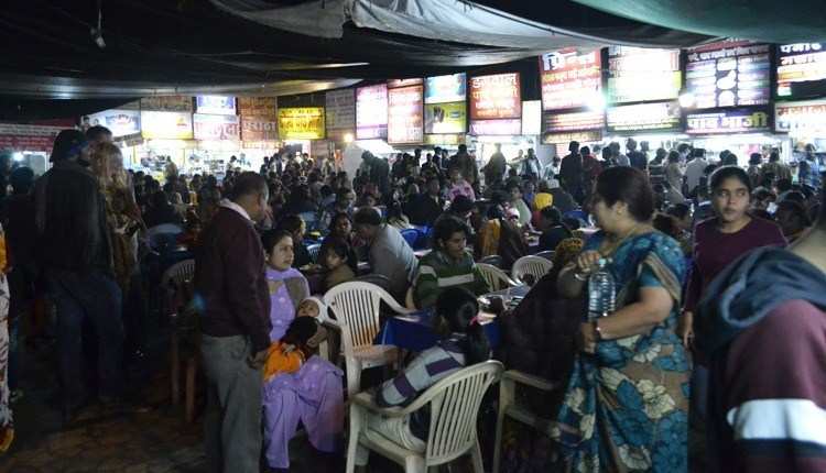 How 22 Food Stalls of Sukhadia Circle Serve 30000 People Every Week?