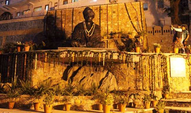 CM Raje unveils Vivekananda Statue, inaugurates Vibhuti Park