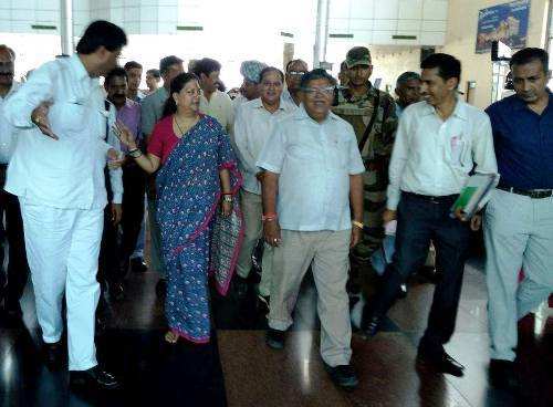 मुख्यमंत्री उदयपुर पहुंची, हवाई अड्डे पर गणमान्य मंत्रियों ने की अगवानी