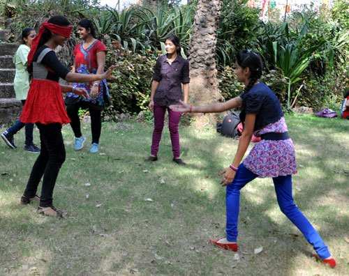Guru Nanak College Girls enjoy Picnic