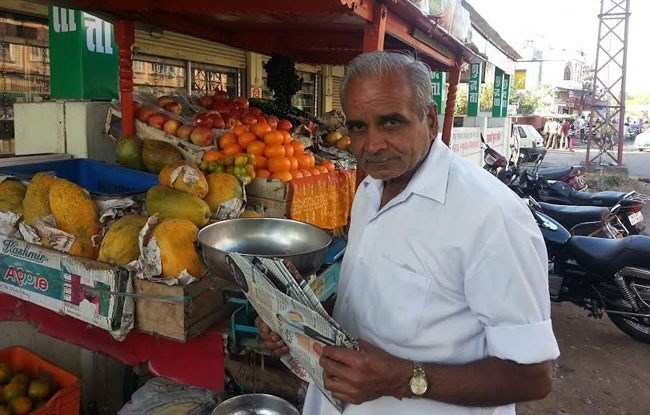 Saving Environment: Fruit seller using paper-bags from past 3 Decades