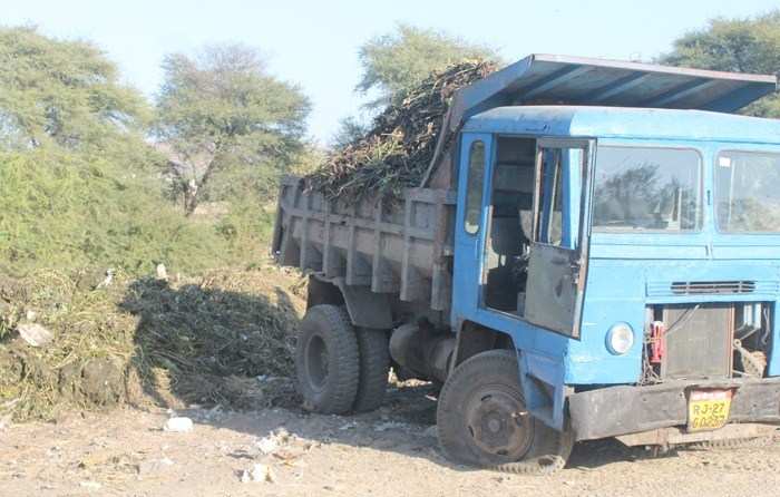 Locals puncture UMC Truck dumping Jalkumbhi at Bhuwana