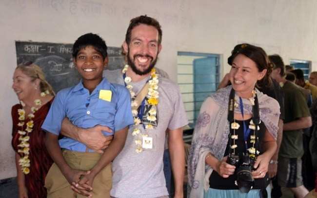 Foreign tourists help underprivileged students