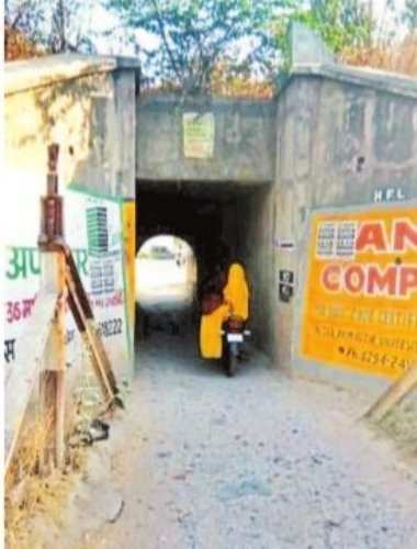 Narrow under bridge poses to be troublesome
