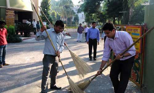 Yes Bank employees cleans Lok Kala Mandal under Swachh Bharat Abhiyan