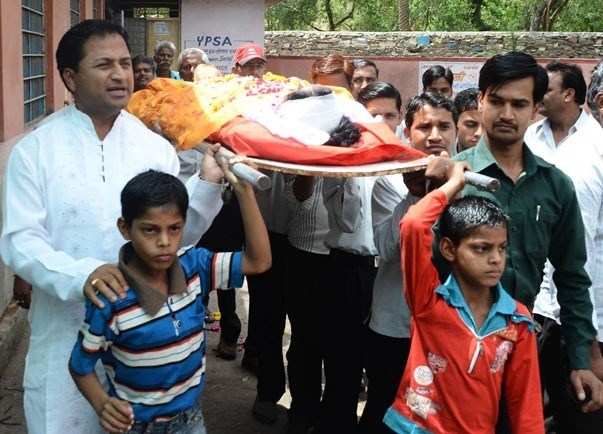Twins Perform Last Rites of Mother, Police unable to trace Relatives