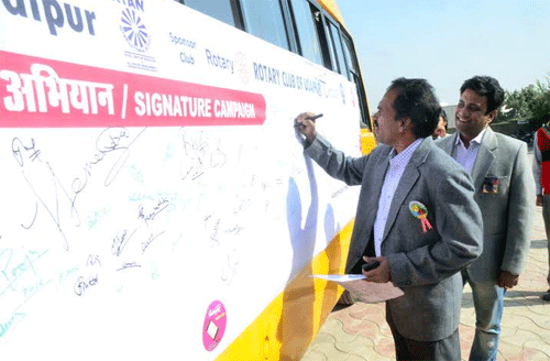 More than 3000 people take pledge to observe Road Safety
