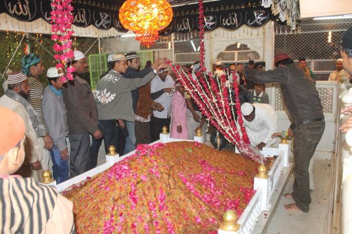 मस्तान बाबा उर्स के तीसरे दिन जुलूस के साथ पेश की चादर