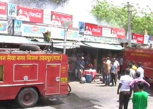 Fire breaks out at Mumbaiyya Bazaar, Fatehsagar | Controlled