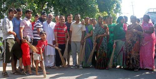Residents of Bhopalpura clean Locality