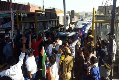 Hardik leaves for Gujarat | Supporters create uproar at Toll Plaza