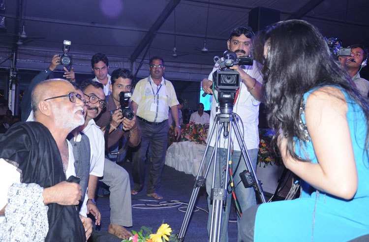 Vocals of Sunidhi doubled the joy at Murari Bapu in Nathdwara Fest