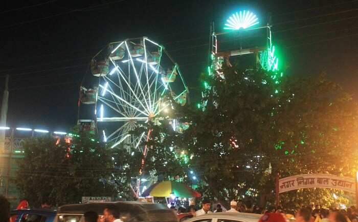 दिवाली पर लेकसिटी नहाई रोशनी में