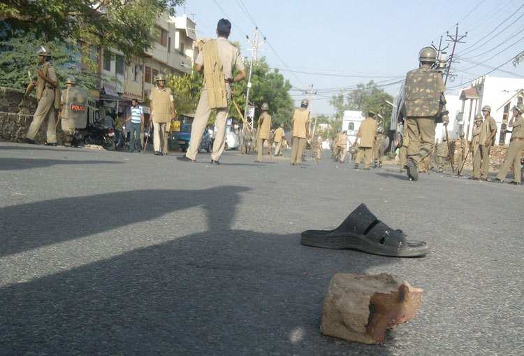 [LIVE Update] Mulla Talai Tense: Stone Pelting, Assault reported