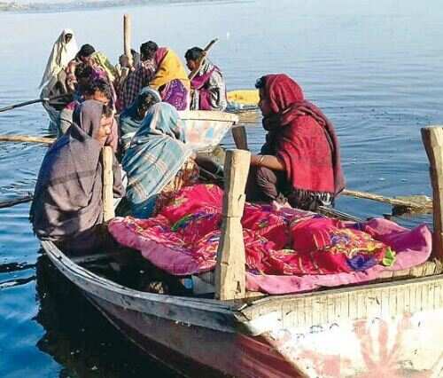 जयसमंद झील के बीच नाव में आधी रात को हुई डिलीवरी