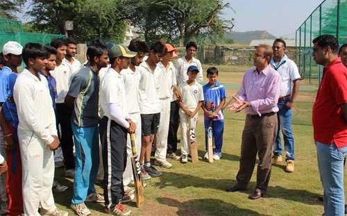 Cricketer Nayan Mongia visits Wonder Cricket Academy