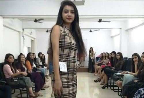 धरोहर फैशन परेड के ऑडिशन में 52 युवतियों ने लिया बढ़चढ़़ कर भाग