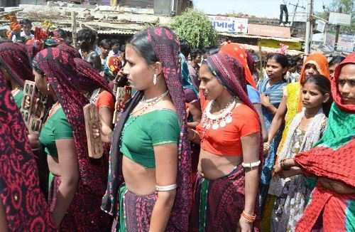 गुजरात के चुनाव में आदिवासियों की उपेक्षा क्यों?