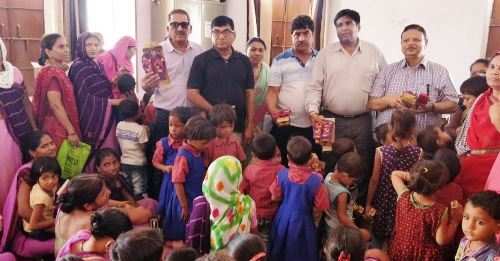 जेएसजी विजय ने 320 बच्चों को बांटे चप्पल व बिस्किट