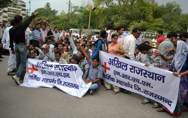 भर्तियों और स्थायिकरण की मांग लेकर नर्सिंगकर्मियों ने निकाली रैली