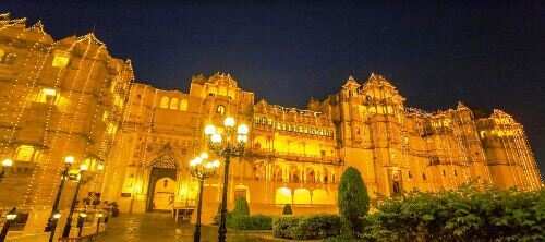 स्वतंत्रता दिवस के जश्न में रोशनी से नहाया माणक चौक