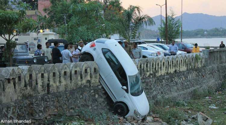 Car slings over Boundary Wall of Lake Fateh Sagar
