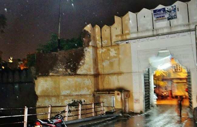 Chand Pol Gate Wall Collapses – Concerns Raised over Maintenance