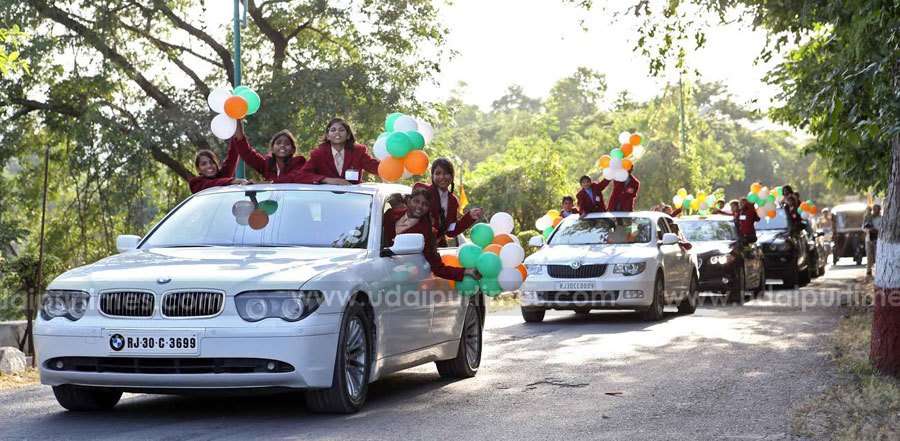 [Photo] Dainik Bhaskar organizes luxurious ride for Poor Children