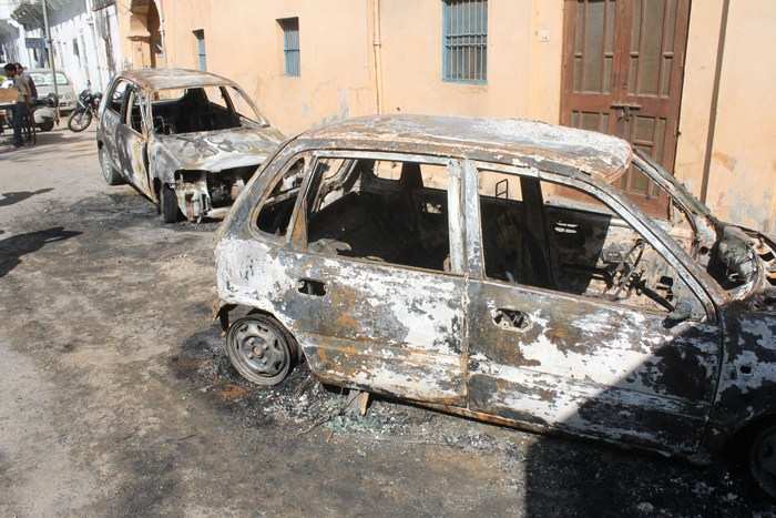 2 Cars gutted in Fire at Hathipol