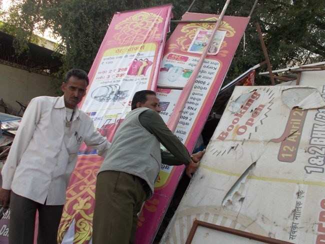 Municipal Council seizes illegal Posters and Banners
