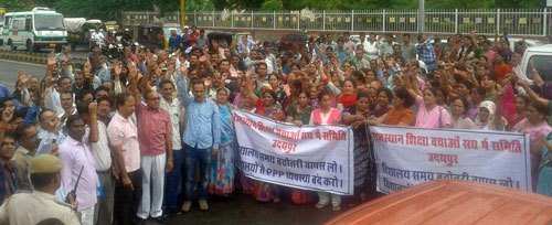 Teachers protest against Government