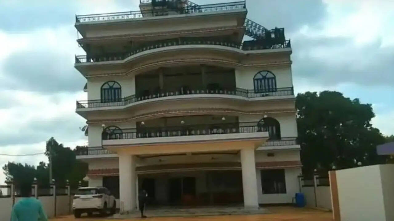कभी स्टेशन पर बीता था बचपन