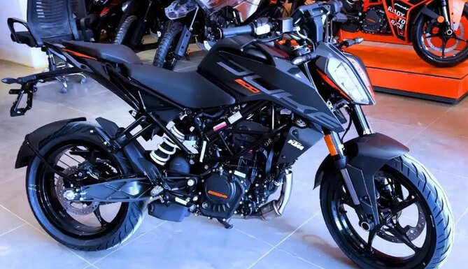 KTM 200 Duke motorcycle with expected quickshifter, ride-by-wire throttle and traction control upgrades.