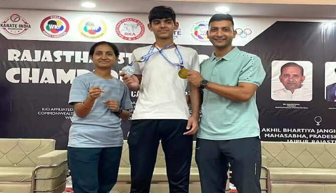 Jatin won gold medal in karate