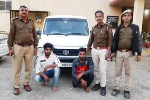गुजरात ले जाई जा रही अवैध शराब के साथ दो गिरफ्तार