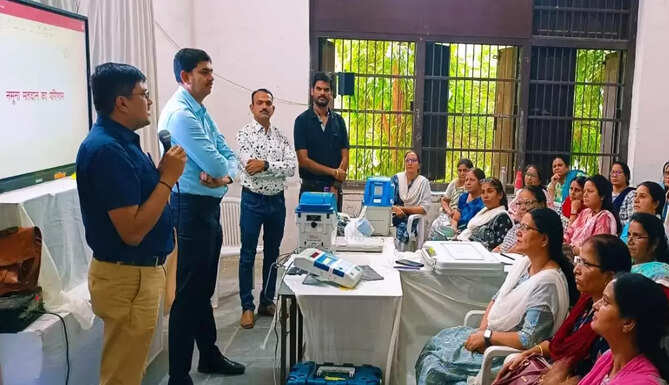 Polling centers women udaipur