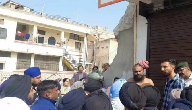 protest by sikh colony residence