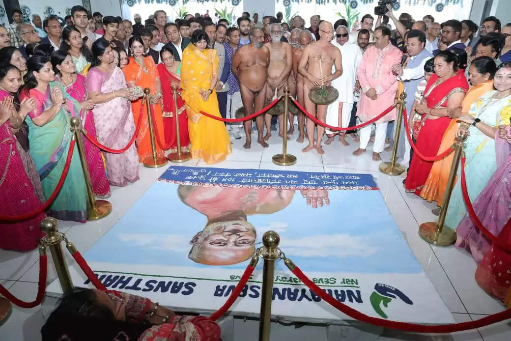 Rashtrasant Pulak Sagar Ji inaugurating artificial limb workshop at Narayan Seva Sansthan Udaipur