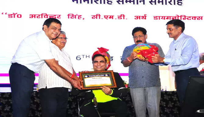 Dr Arvinder Singh gets Bhamashah Award Arth Group Udaipur, Best services in dermatology, skin care, beauty, fitness and healthcare