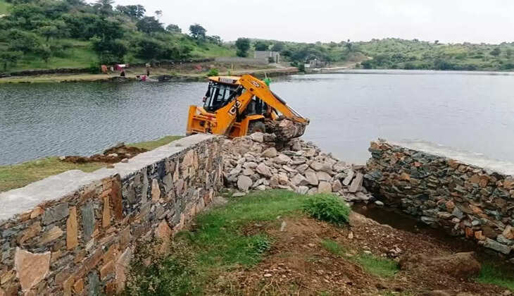 illegal construction in lake