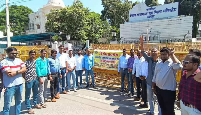 Protest Hindu outfits 