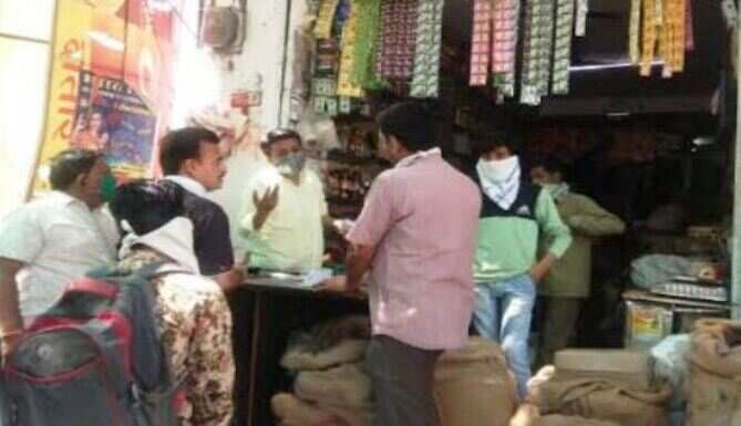 मनमाने दाम पर खाद्य सामग्री बेचने पर रसद विभाग की कार्यवाही