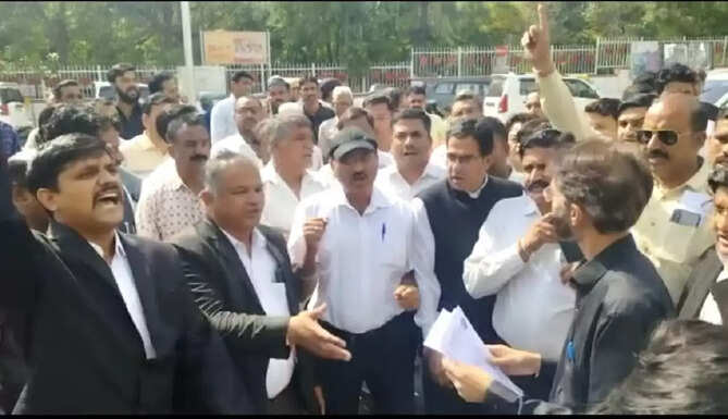 Protest Dhirendra Shashtri