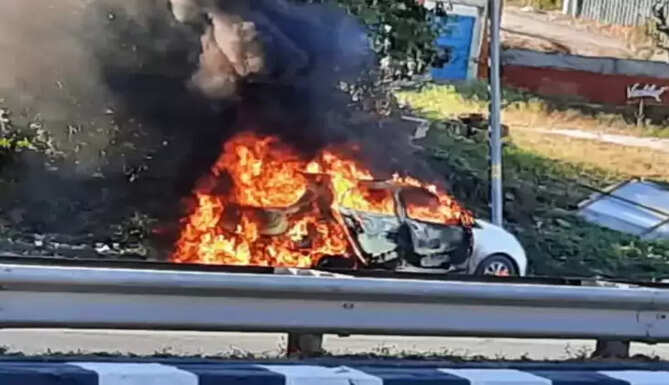 विवाद के चलते कार में लगाई आग 