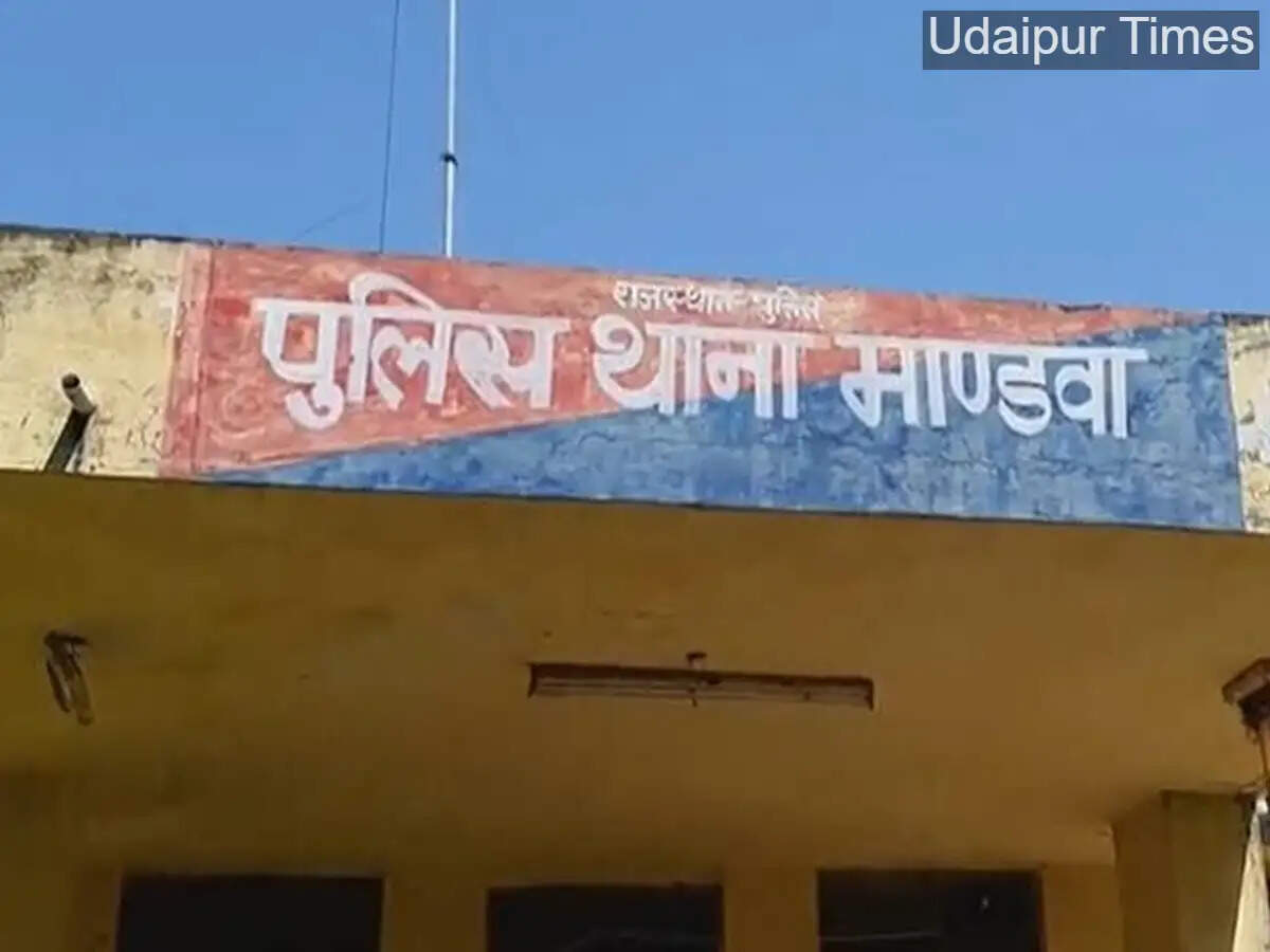 Villagers protesting outside Kotda CHC in Udaipur after 18-year-old girl&rsquo;s death at Mandwa PHC